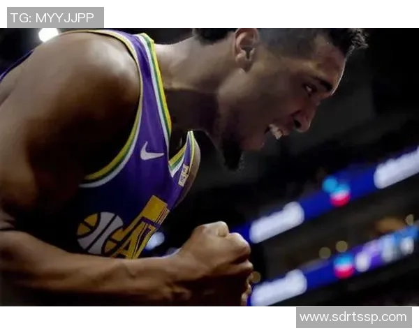 多诺万米切尔带领球队奋勇争先展现篮球天赋与领导力